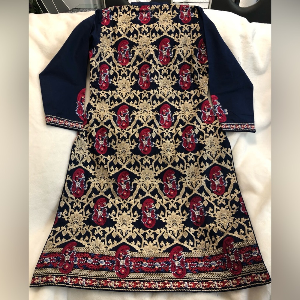 Pakistani luxury lawn Embroidered three piece dress. - Picture 2 of 5